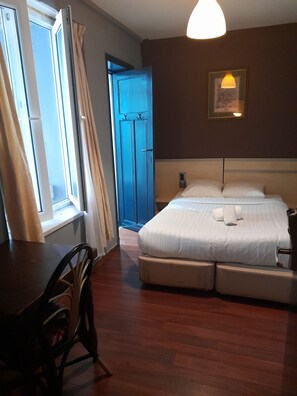 Double Room | Desk, soundproofing, iron/ironing board, free cribs/infant beds - Hotel Albergo (Brussels)