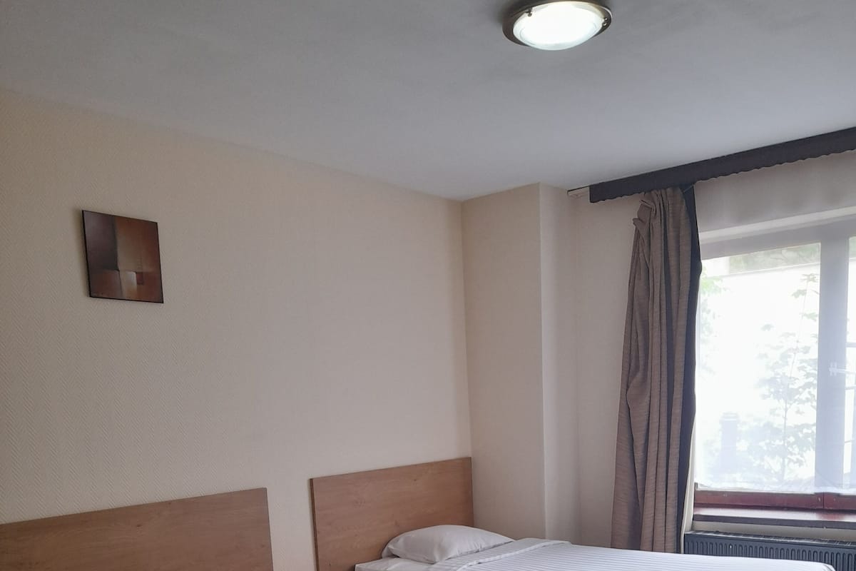 Twin kamer | Een bureau, geluiddichte muren, een strijkplank/strijkijzer