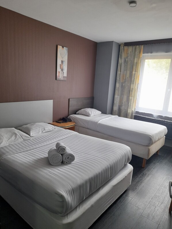 Een bureau, geluiddichte muren, een strijkplank/strijkijzer