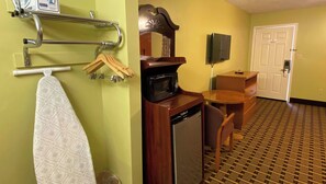 42-inch LCD TV with cable channels, TV - Rama Inn Bells (Bells)