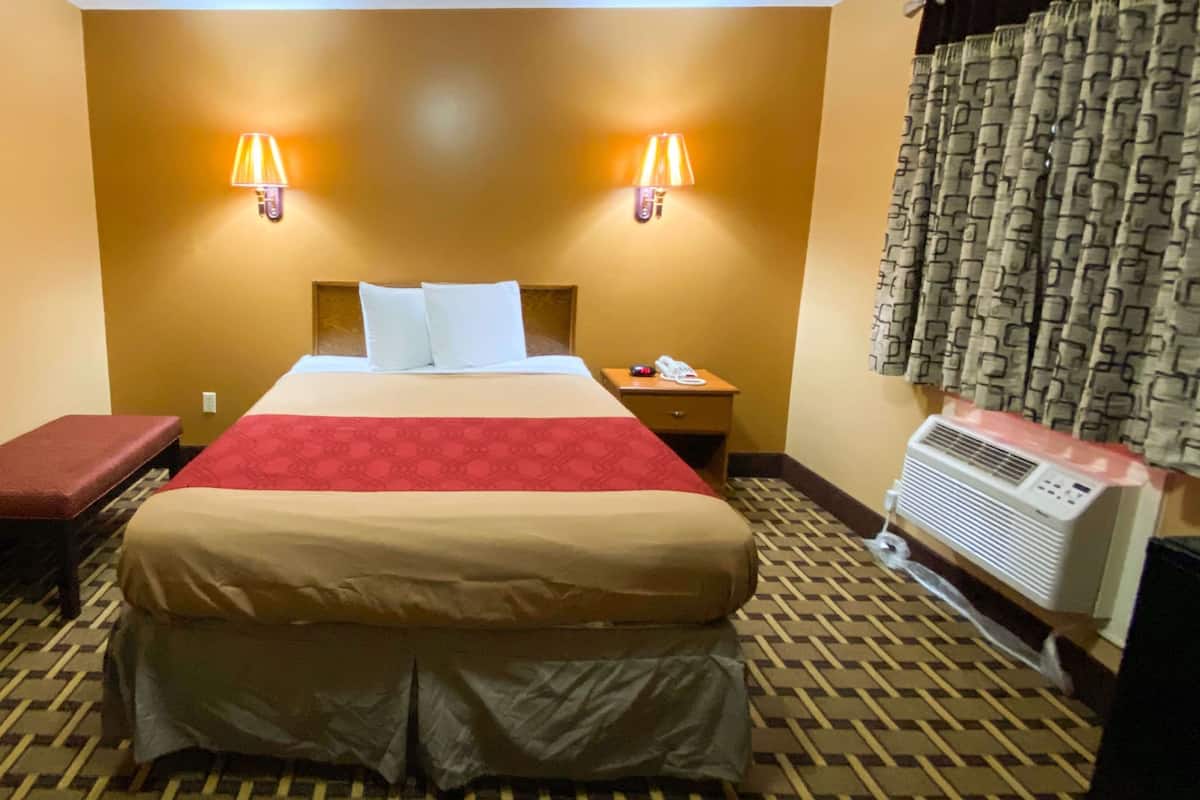 Comfort kamer, 1 queensize bed, niet-roken, koelkast en magnetron | Een bureau, een strijkplank/strijkijzer, gratis wifi, beddengoed