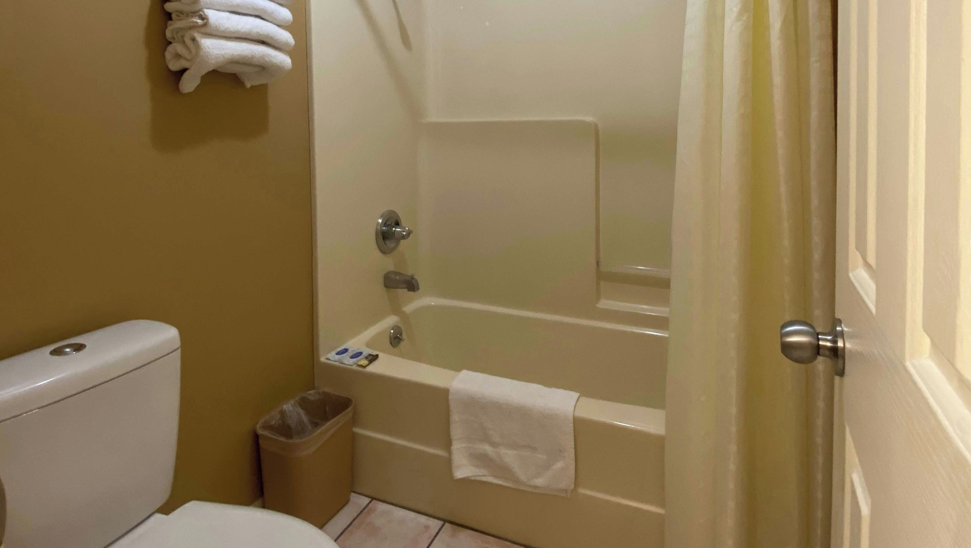 Douche, séchoir à cheveux, serviettes fournies