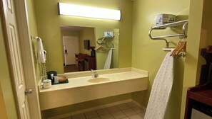 Shower, hair dryer, towels - Rama Inn Bells (Bells)