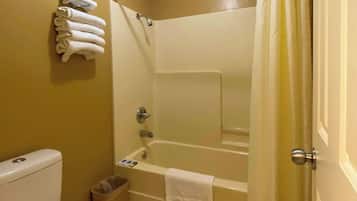 Camera Comfort, 1 letto queen, non fumatori, frigorifero e microonde | Bagno | Doccia, asciugacapelli, asciugamani