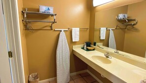 Shower, hair dryer, towels - Rama Inn Bells (Bells)