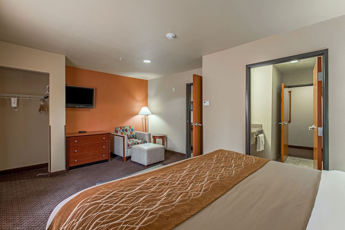 1bedroom suite w/living room w/sofabed | premium bedding, pillow-top beds, desk, laptop workspace