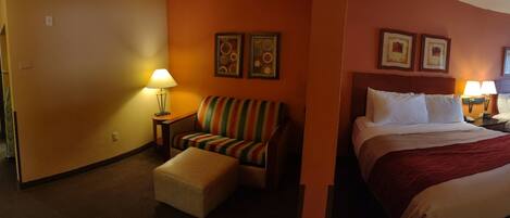 Junior-sviitti, tupakointi kielletty | Ylelliset vuodevaatteet, pillowtop-patjalliset sängyt, työpöytä