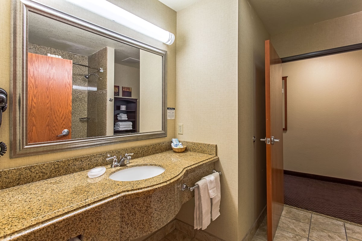 1bedroom suite w/living room w/sofabed | bathroom | combined shower/bathtub, hair dryer, towels
