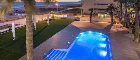 室外游泳池,池畔遮阳伞,日光浴躺椅