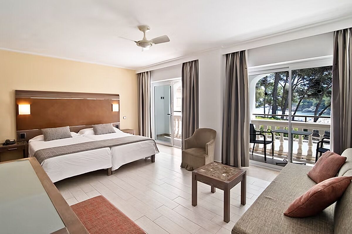 Habitación doble superior, balcón | Caja fuerte, escritorio, cunas gratuitas y wifi gratis