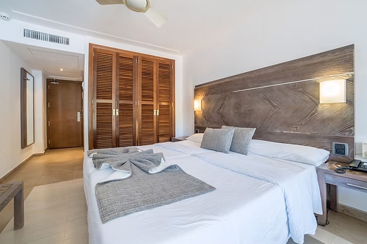 Tweepersoonskamer, balkon | Een kluis op de kamer, een bureau, gratis babybedden, gratis wifi