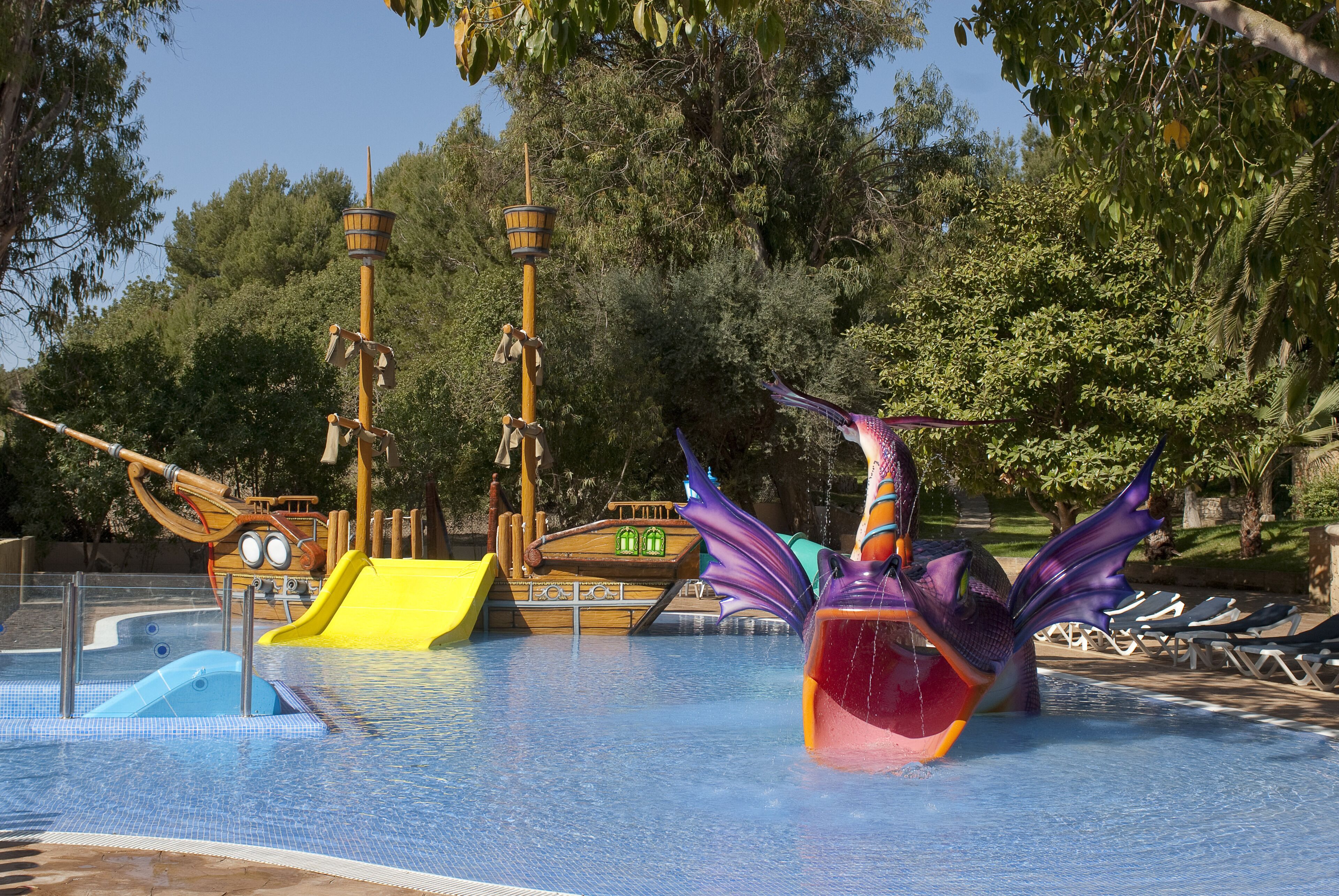Ein Wasserpark mit Wasserrutsche, Spielbereich und Pool.