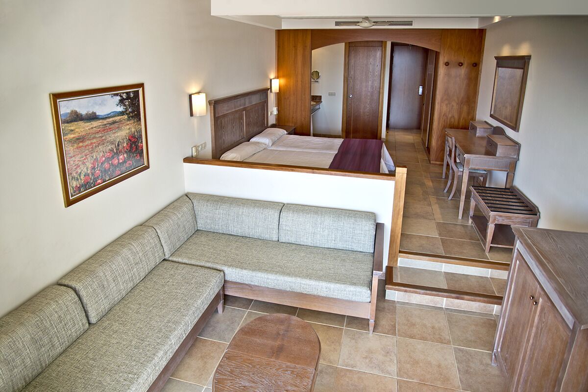 Junior suite, balkon | Een kluis op de kamer, een bureau, gratis babybedden, gratis wifi