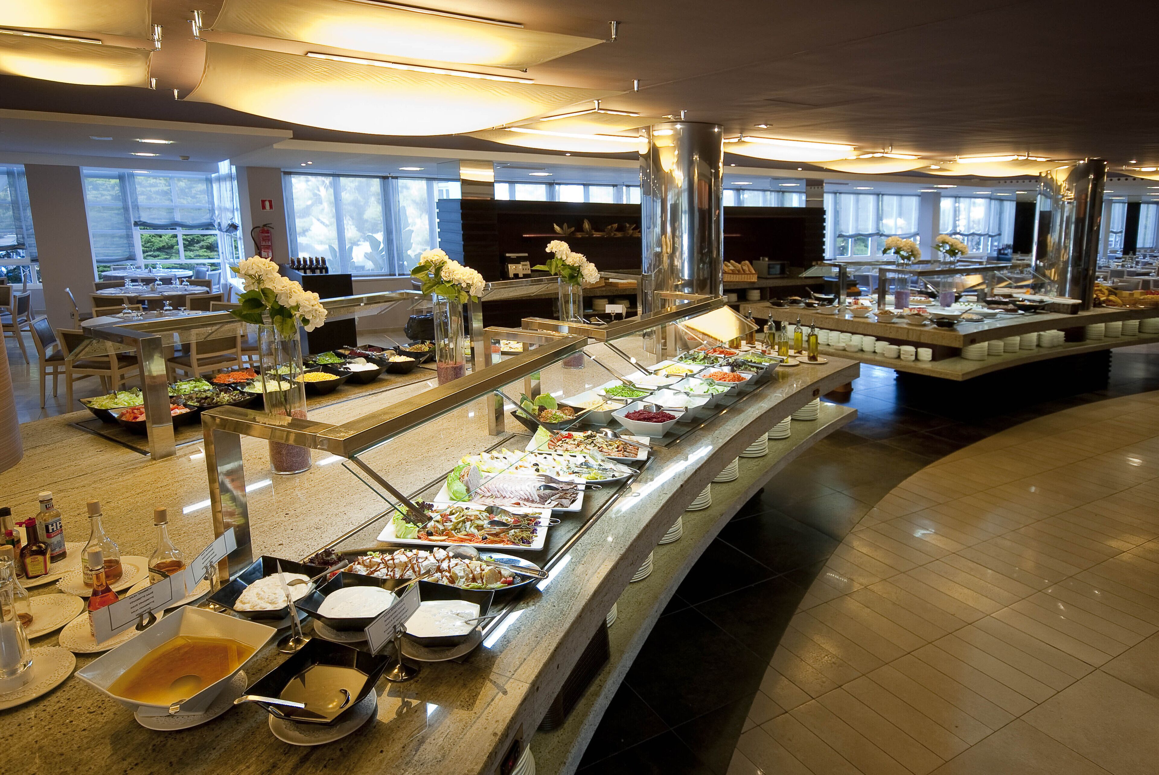 2 restaurants, breakfast, lunch, dinner served; international cuisine 