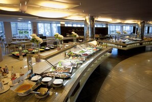 2 restaurants, serveren ontbijt, lunch, diner, internationale gerechten