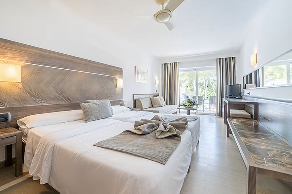 غرفة مزدوجة - بشرفة | خزنة داخل الغرفة ومكتب وأسرّة أطفال/رضّع (مجانًا) وواي فاي مجانًا