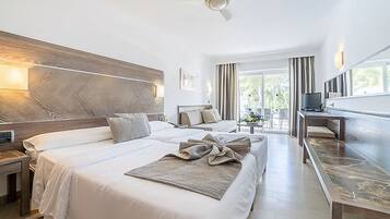 Habitación doble, balcón | Caja de seguridad en la habitación, escritorio y cunas gratuitas