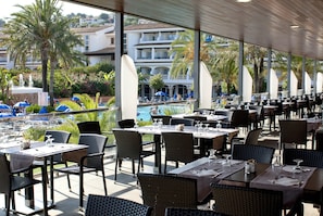 2 restaurants; breakfast, lunch, and dinner served - FERGUS Club Font de Sa Cala Beach (Capdepera)