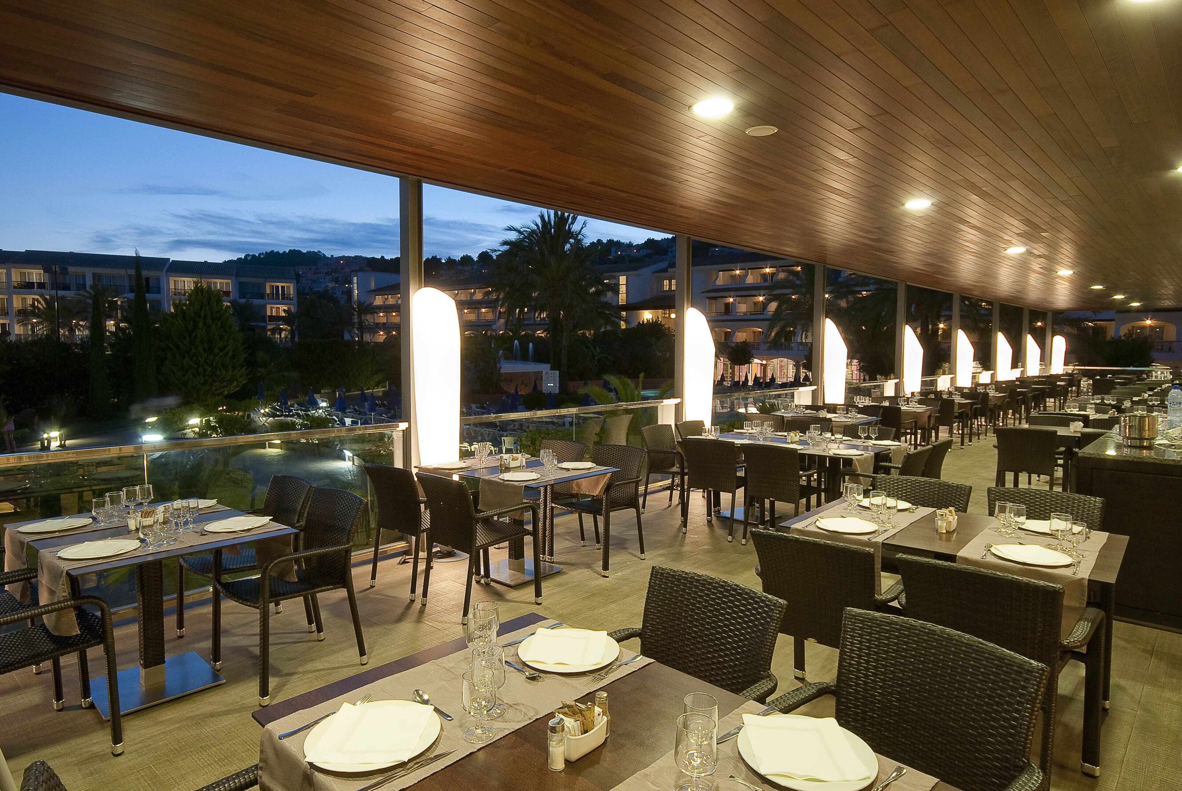 2 restaurants, breakfast, lunch, dinner served; international cuisine 