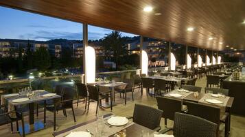 2 restaurants, breakfast, lunch, dinner served; international cuisine