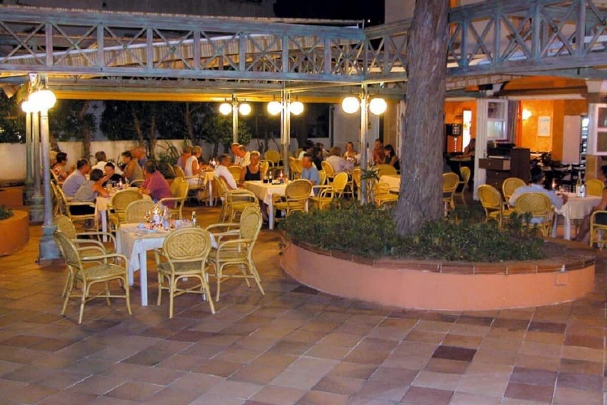 2 restaurants, breakfast, lunch, dinner served; international cuisine