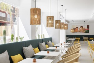 Desayuno buffet diario (EUR 14 por persona)