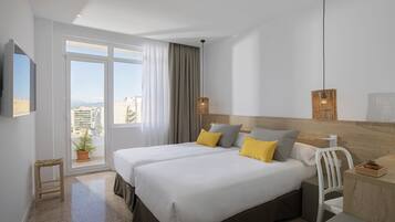 1 slaapkamer, een kluis op de kamer, een bureau