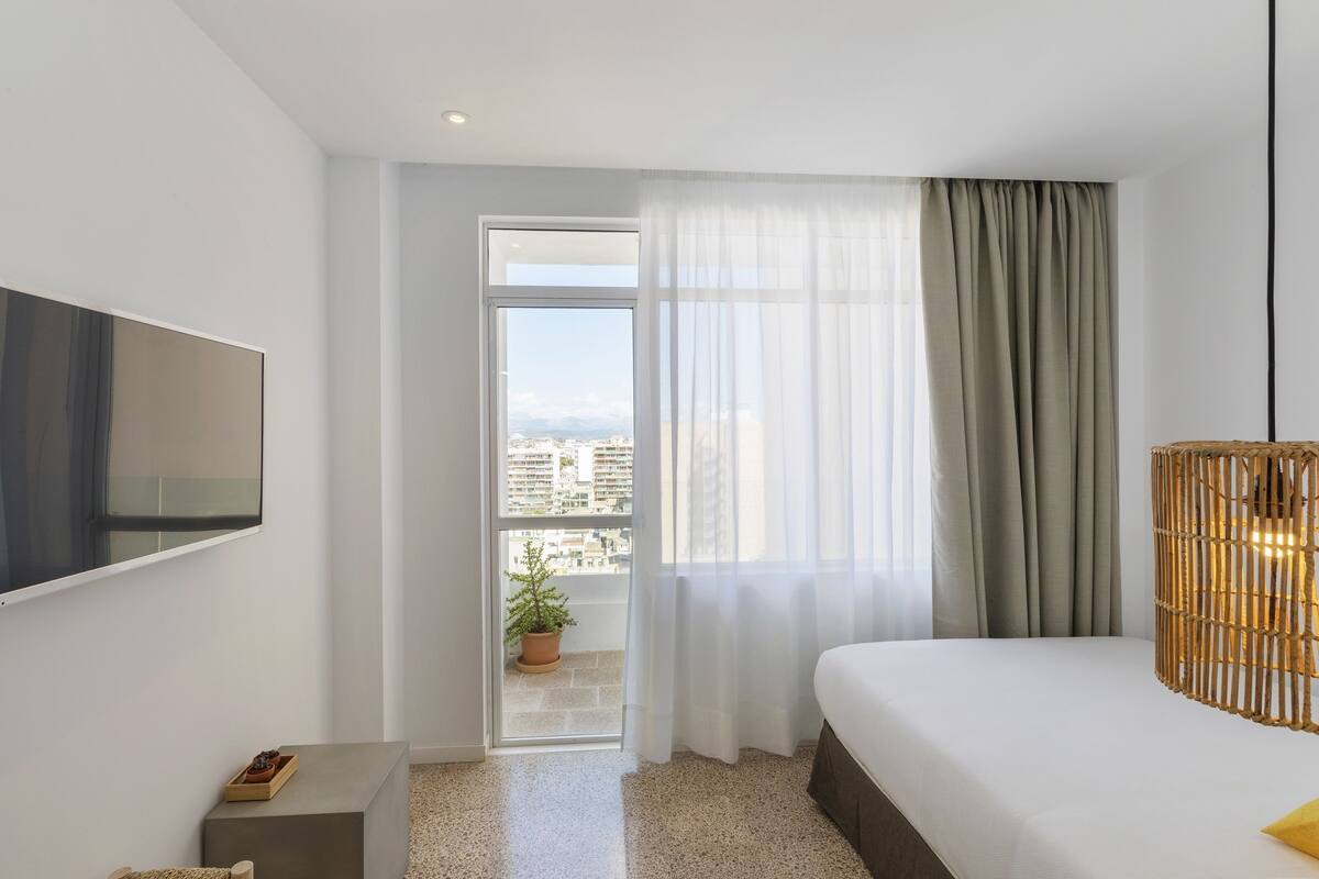 single room, balcony | 1 bedroom, in-room safe, desk, blackout curtains