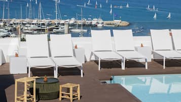 2 buitenzwembaden, parasols voor strand/zwembad