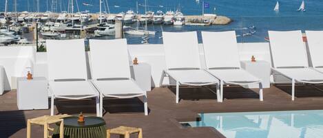 2 Außenpools, Sonnenschirme, Liegestühle