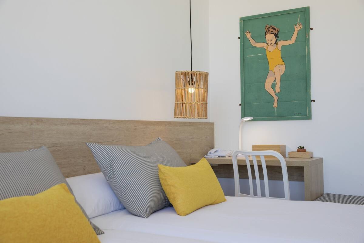 single room, balcony | 1 bedroom, in-room safe, desk, blackout curtains