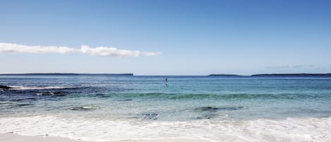 Playa en los alrededores, playa de arena blanca y toallas de playa