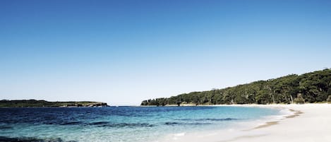 NĂ€ra stranden, vit sandstrand, strandhanddukar och kajakpaddling