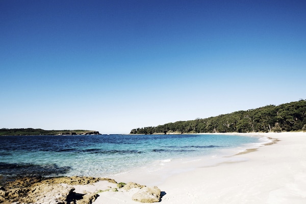 Beach nearby, white sand, beach towels, kayaking