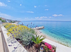 On the beach, sun loungers, beach umbrellas - Hotel Sunce (Podstrana)
