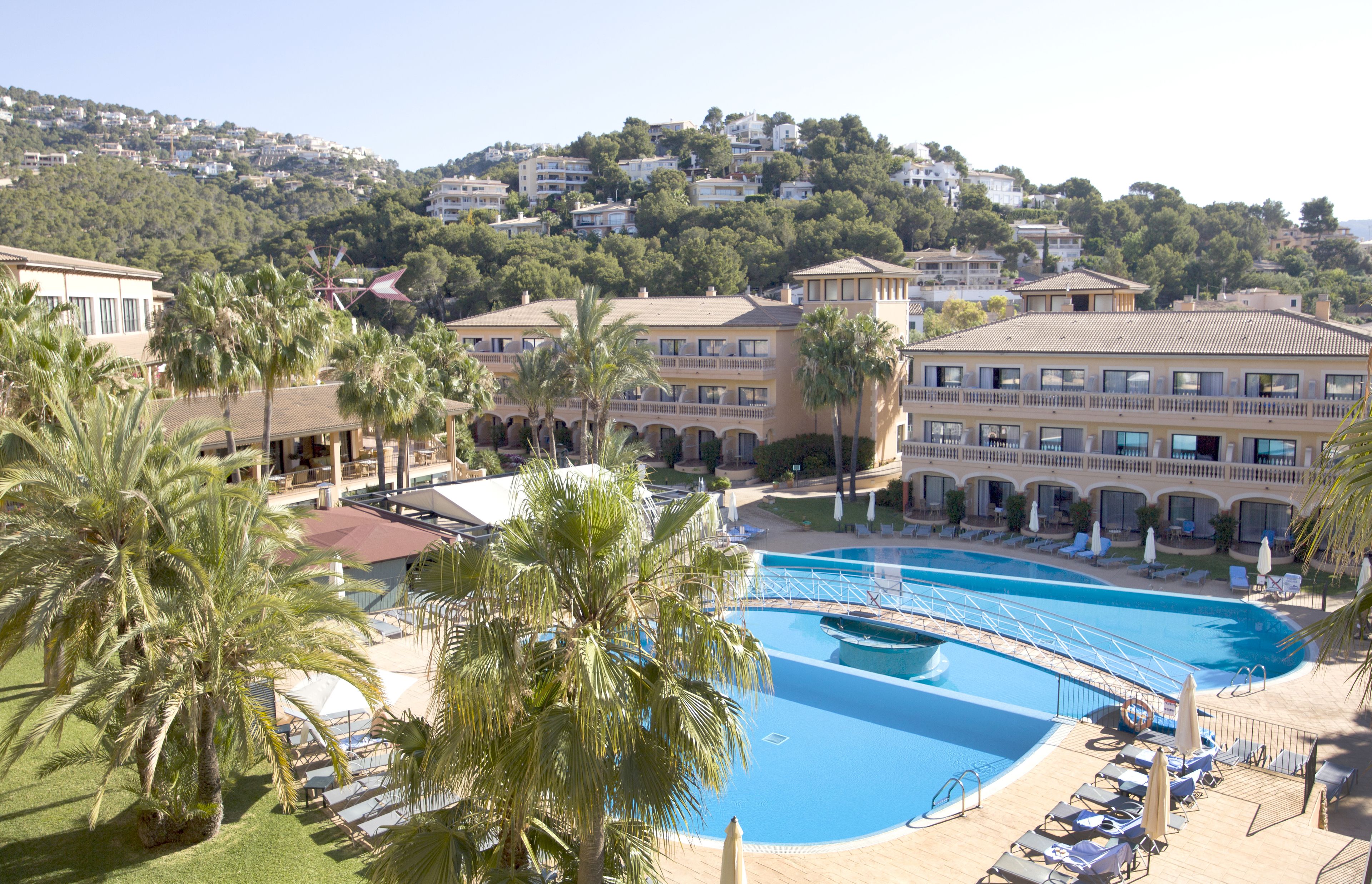 Indoor pool, 3 outdoor pools, pool umbrellas, pool loungers