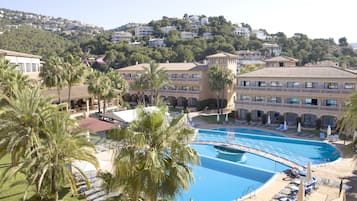 Indoor pool, 3 outdoor pools, pool umbrellas, pool loungers