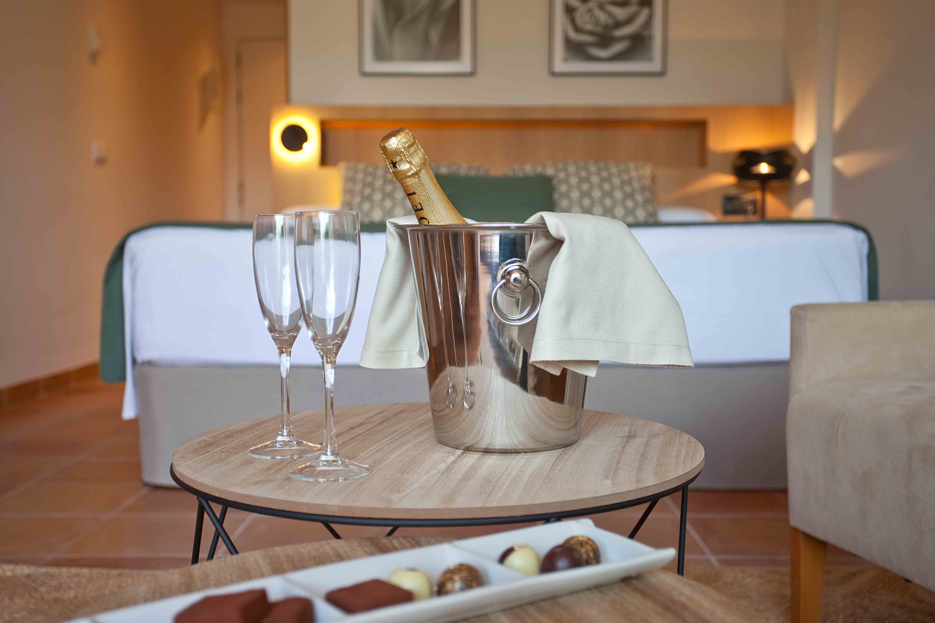 Superior-Doppelzimmer, Terrasse (Spa access) | Daunenbettdecken, Minibar, Zimmersafe, Schreibtisch