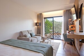 Duntäcken, minibar, värdeförvaringsskåp på rummet och skrivbord