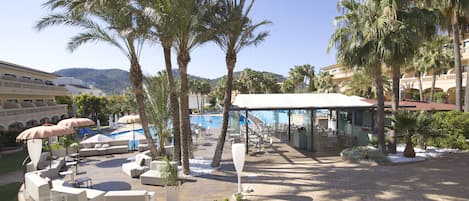 Bar en bord de piscine