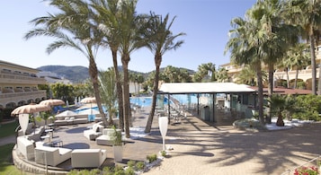 Poolside bar