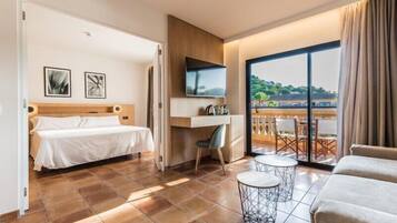 Suite Deluxe, balcón (Spa access) | Edredón, minibar, caja de seguridad en la habitación y escritorio
