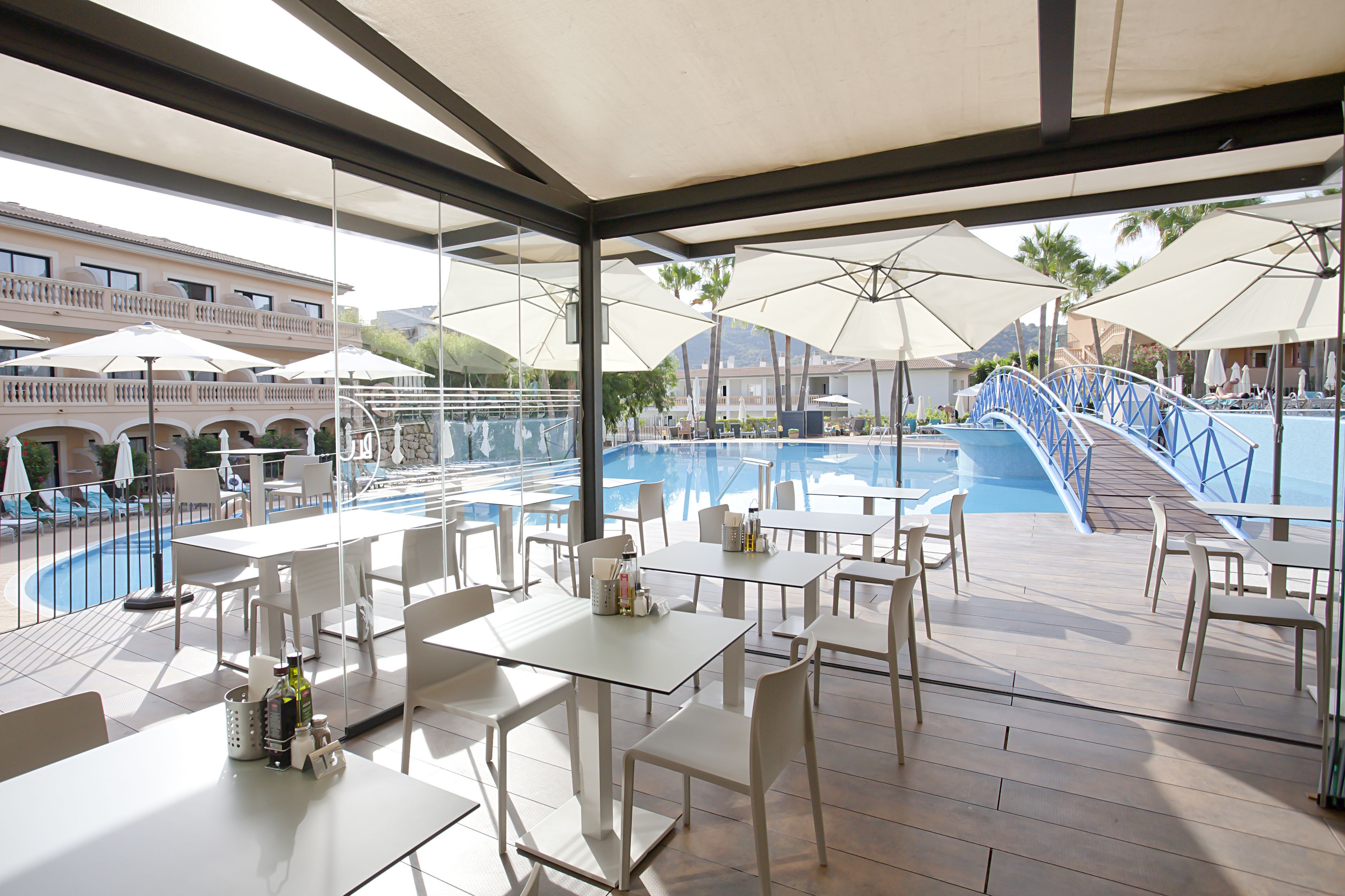 Ein Poolbereich mit Sitzgelegenheiten und Sonnenschirmen.