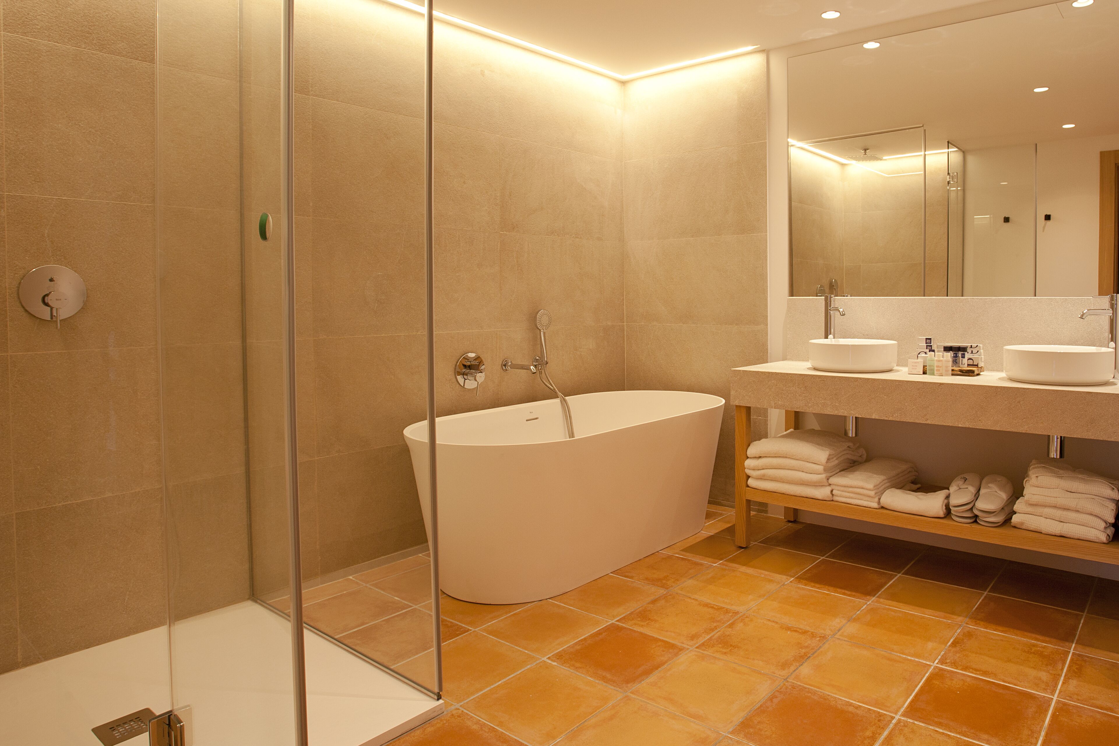 deluxe suite, balcony (spa access) | bathroom | free toiletries, hair dryer, bathrobes, slippers