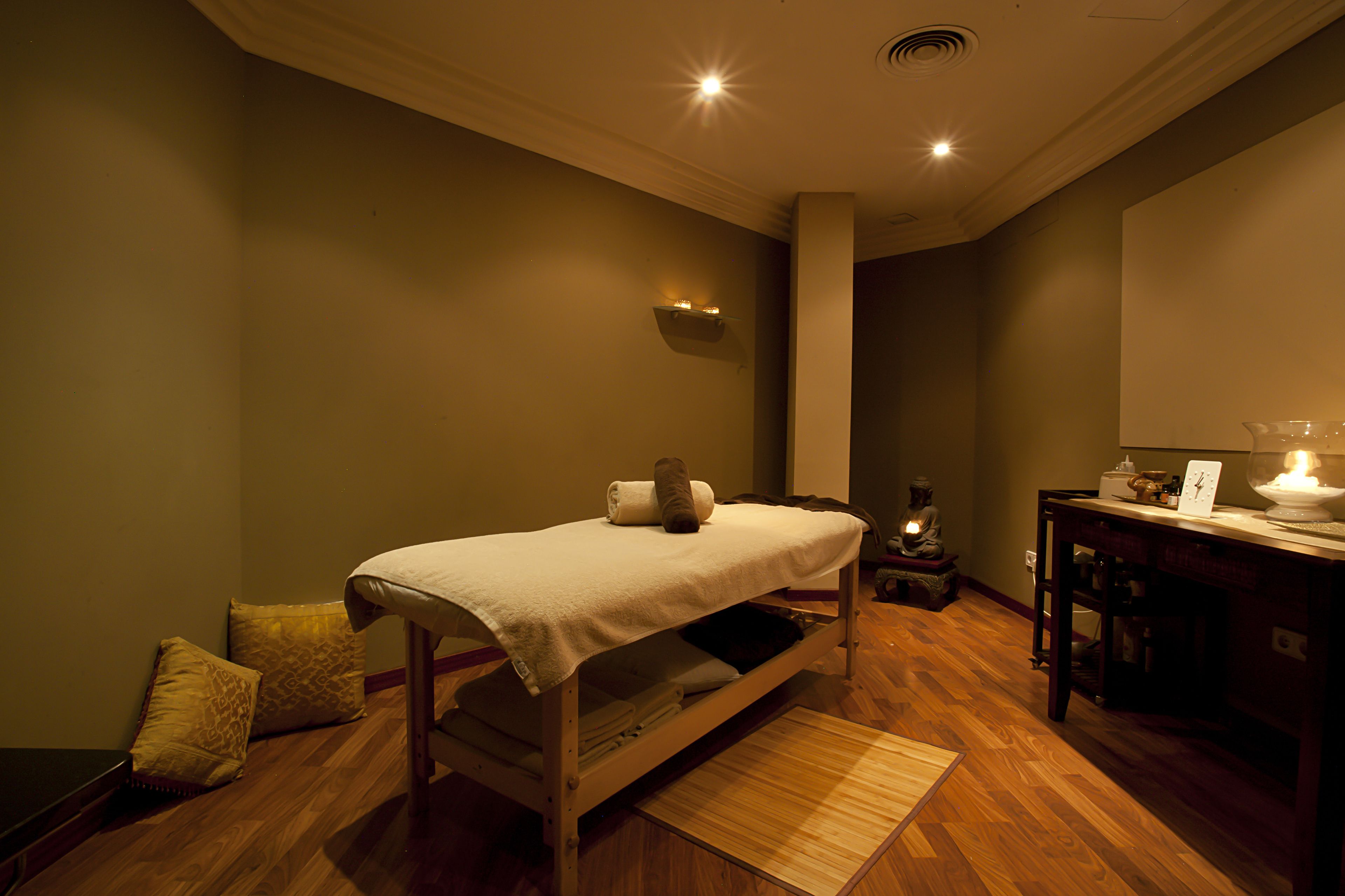 sauna, hot tub, steam room, turkish bath/hammam, body treatments