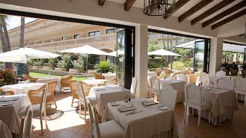 Se ofrece un desayuno bufé (18 EUR por persona)