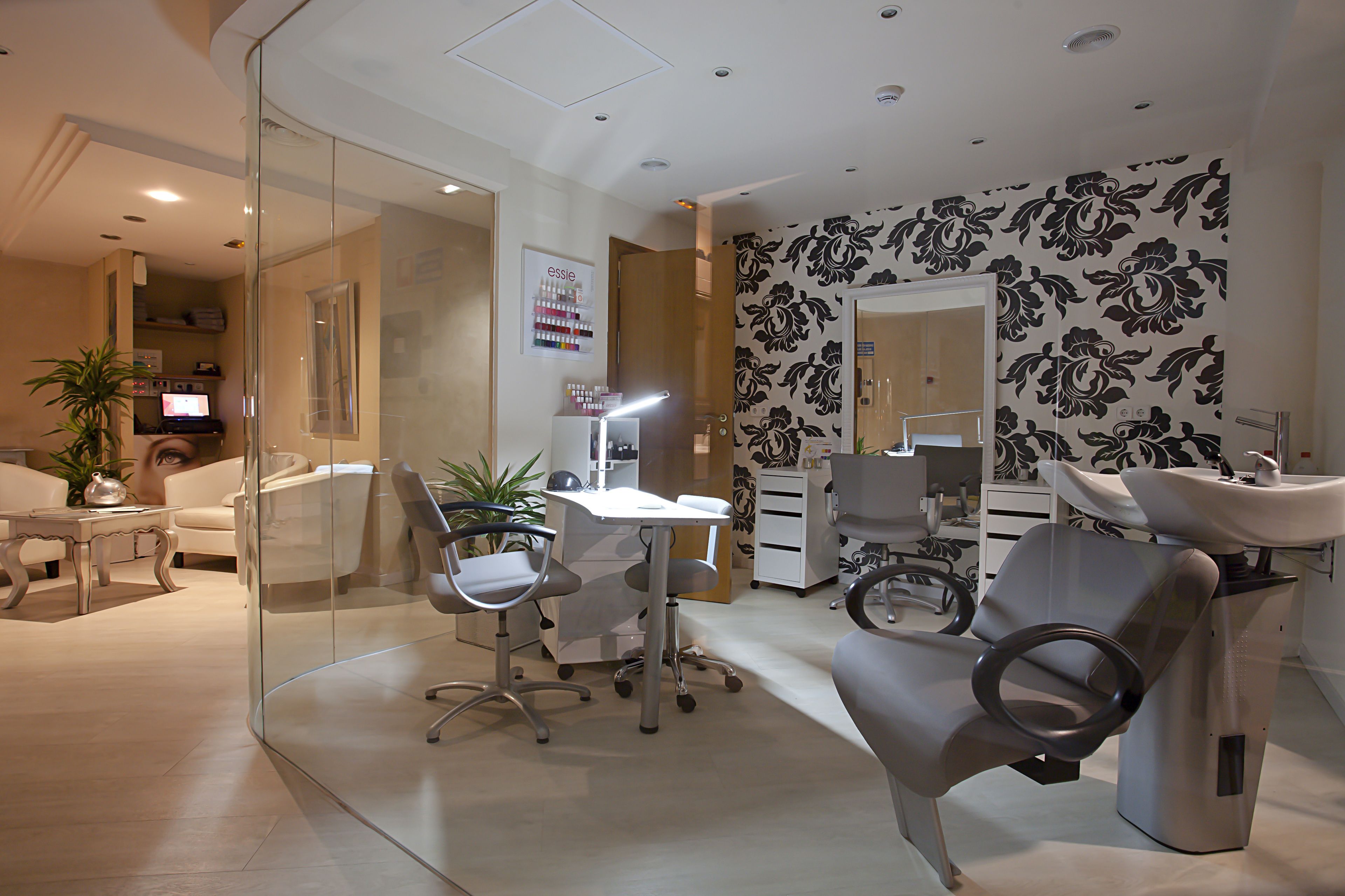 Un cabinet dentaire moderne comprenant une salle d’attente, un ordinateur, un bureau et un fauteuil dentaire.