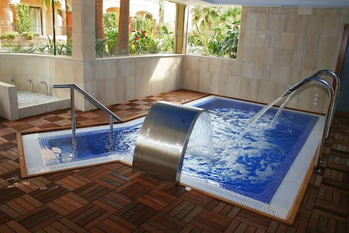 Indoor spa tub