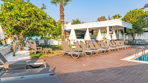 Piscine extérieure, cabanas gratuites, parasols