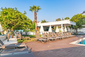Piscine extérieure, cabanas gratuites, parasols